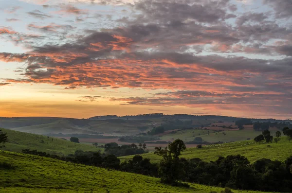 Een Landschappelijk Landschap Met Velden Bergen Tijdens Zonsondergang — Stockfoto