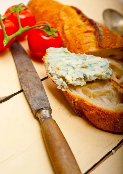 Taze Peynirin Dikey Yakın Çekimi Fransız Ekmeğine Yayılmış Yanında Vişneli — Stok fotoğraf