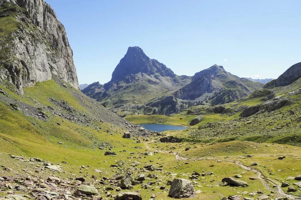 Una Vista Panoramica Dei Campi Rocciosi Dell Alta Pirenei Sentiero — Foto Stock