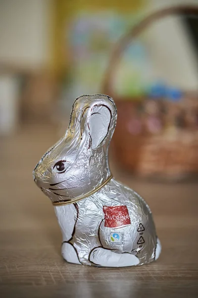 Пасхальний Шоколадний Кролик Упакований Срібну Фольгу Стоїть Дерев Яному Столі — стокове фото