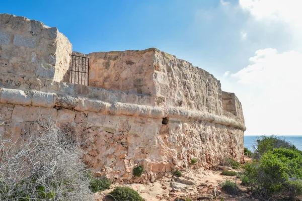 圣玛丽亚炮台的外墙 圣约翰骑士团骑士团建造的海岸炮台 以保护马耳他科米诺岛的海岸 — 图库照片