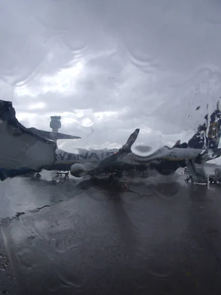 Ryanair Αεροπλάνο Μέσα Από Ένα Παράθυρο Κρυμμένο Στη Βροχή Στο — Φωτογραφία Αρχείου