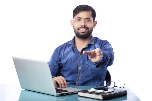 Obchodní Muž Ukazuje Imaginární Produkt Ruce Usmívá Před Notebookem — Stock fotografie