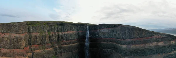 Panoramatický Záběr Islandského Vodopádu Hengifoss Lávovými Vrstvami Skalách — Stock fotografie
