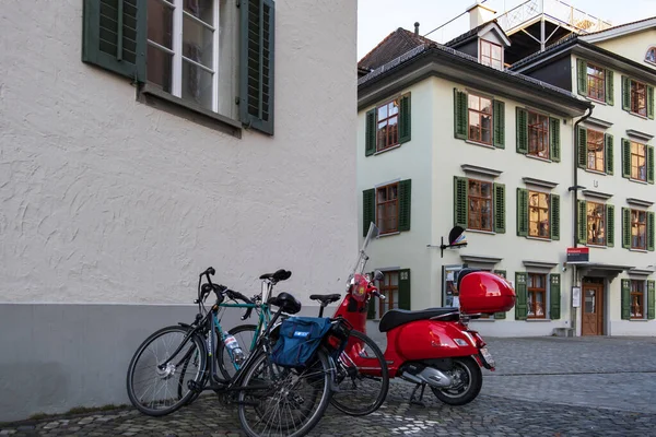 Niebieski Rower Czerwony Motorower Ulicy Saint Gallen Szwajcaria — Zdjęcie stockowe