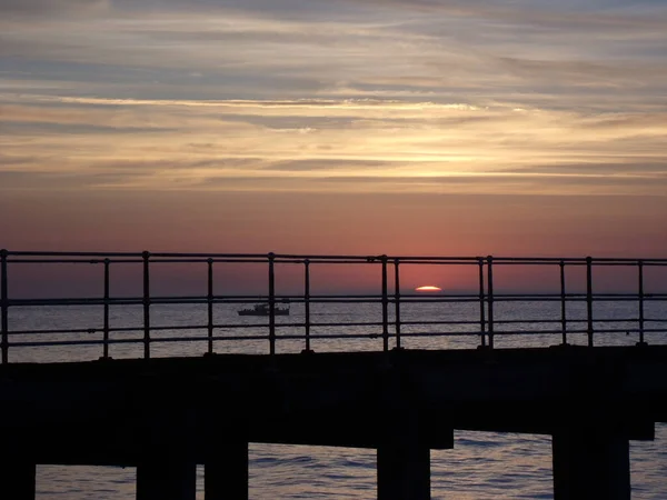 Solnedgång Med Pirsiluett Över Havet — Stockfoto