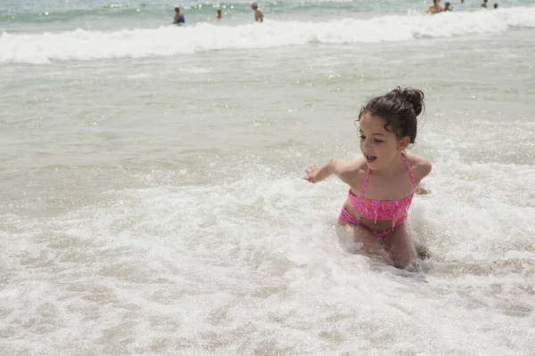 Chica Bikini Rosa Jugando Felizmente Orilla Playa Con Las Olas — Foto de Stock