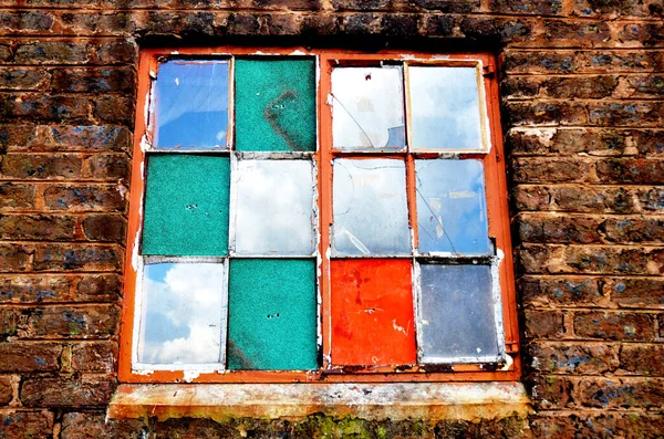 Выветрившееся Старое Красочное Окно Кирпичной Стене — стоковое фото