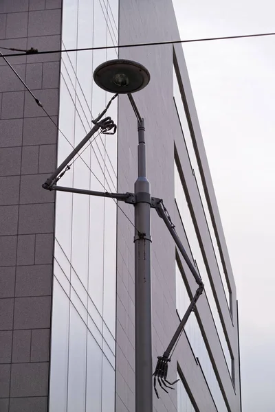 Tiro Vertical Una Lámpara Calle Que Imita Una Persona Reflexionando — Foto de Stock
