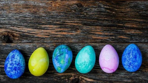 Œufs Pâques Peints Colorés Sur Table Bois Rustique — Photo