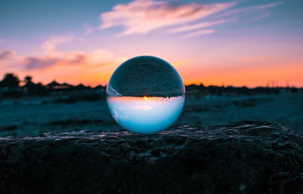 Mor Gün Batımında Manzaranın Yansıması Olan Bir Kristal Küre — Stok fotoğraf