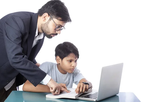 Leraar Onderwijs Een Tiener Schooljongen Met Behulp Van Laptop Boeken — Stockfoto