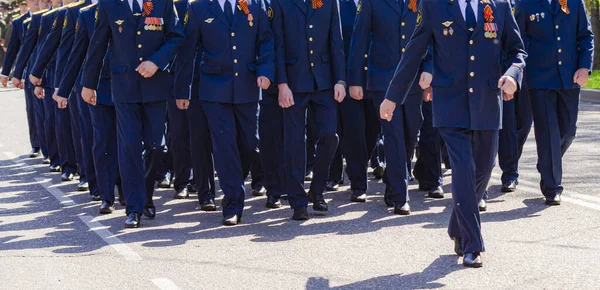 青い軍の制服を着た若者のグループが街の通りを行進している 5月9日は毎年恒例の勝利日 — ストック写真