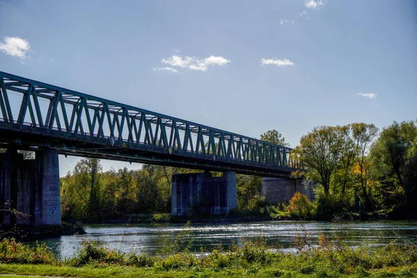 Μια Όμορφη Θέα Της Γέφυρας Πάνω Από Ποτάμι — Φωτογραφία Αρχείου
