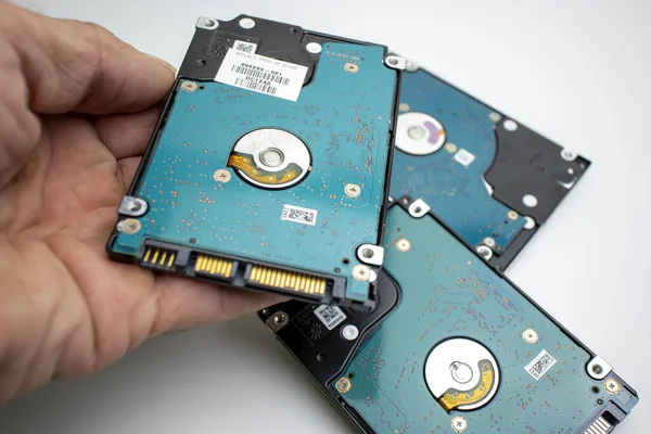 Tumpukan Hard Drive Laptop Internal Tangan Tumpukan Mengangkat — Stok Foto