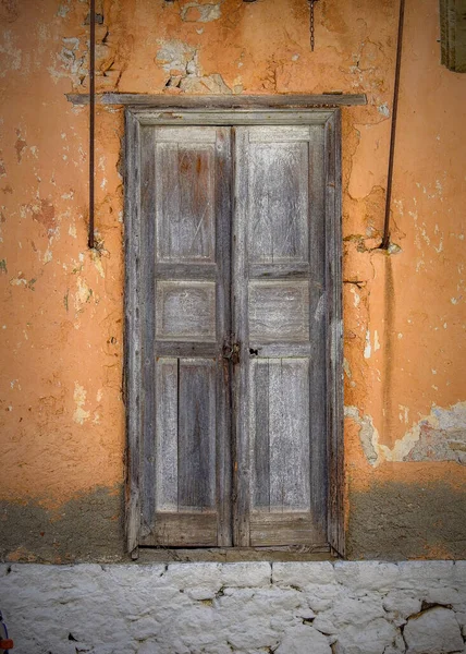 Ένα Κάθετο Πλάνο Ενός Παλιού Πορτοκαλιού Ξύλινη Πόρτα — Φωτογραφία Αρχείου