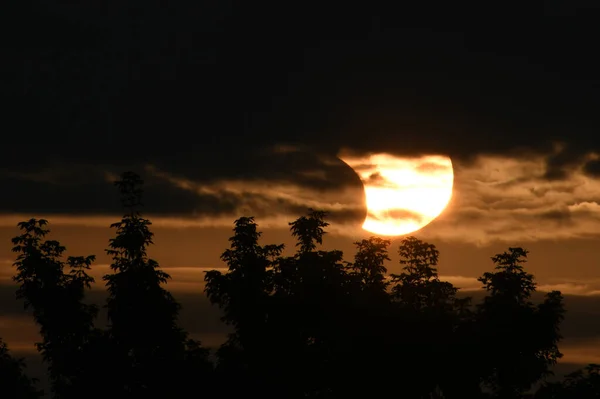 Ein Schöner Blick Auf Die Partielle Sonnenfinsternis Mit Wolken Und — Stockfoto