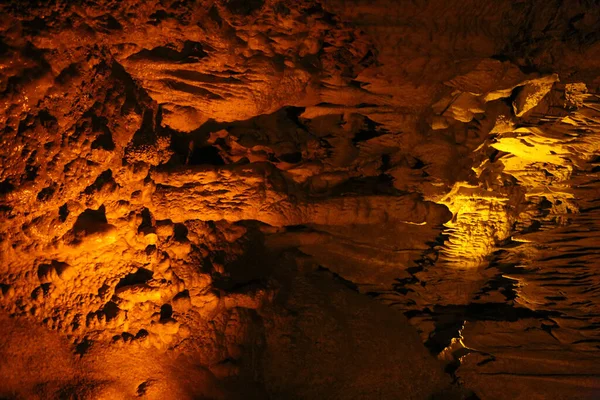 Una Vista Dentro Una Cueva Con Formaciones Abstractas —  Fotos de Stock