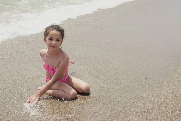 Menina Biquíni Rosa Brincando Feliz Costa Praia Com Ondas Dia — Fotografia de Stock