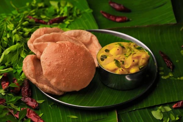 South Indian Słynne Śniadanie Poori Lub Puri Curry Ziemniaczanym Serwowane — Zdjęcie stockowe
