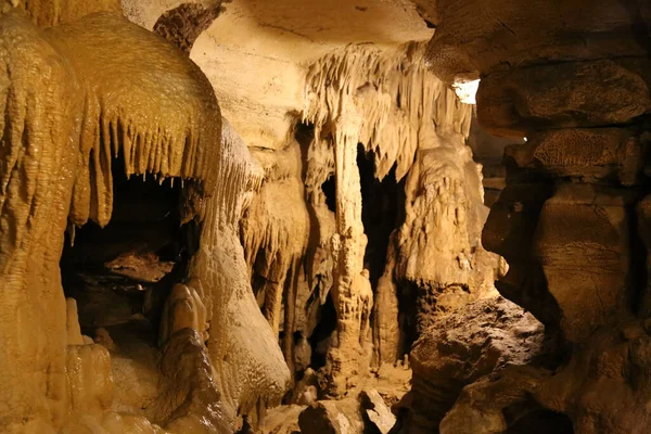 Una Vista Dentro Una Cueva Con Formaciones Abstractas — Foto de Stock