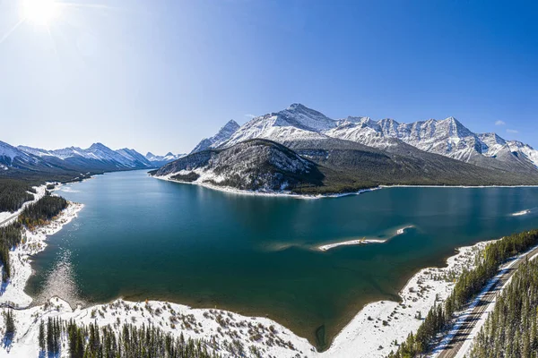 Bela Paisagem Inverno Com Lago Montanhas Natureza Canadiana Parque Nacional — Fotografia de Stock