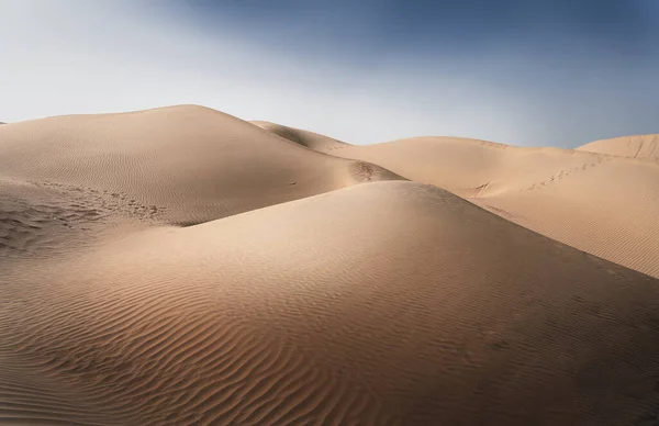 Sanddynerna Öknen Mot Bakgrund Blå Himmel — Stockfoto
