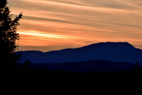 Zbliżenie Ujęcia Kolorowego Wschodu Słońca Szczycie Góry — Zdjęcie stockowe