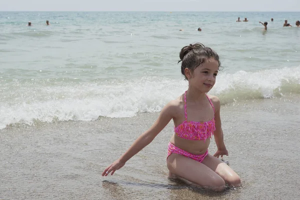 Flicka Rosa Bikini Som Leker Glatt Stranden Solig Sommardag Vera — Stockfoto