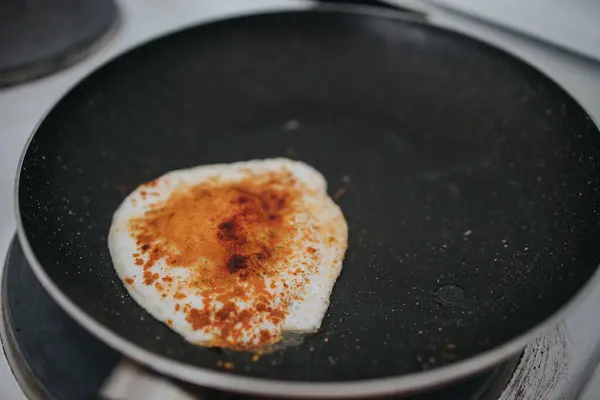 Tiro Close Uma Panela Com Ovo Frito Com Páprica — Fotografia de Stock