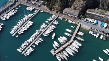 Güneşli bir günde Alassio limanının yatlarla çekilmiş bir fotoğrafı.