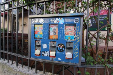 Frankfurt Almanya 'sında graffite ile boyanmış otomat makineleri