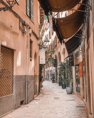 Palma de Mallorca 'da eski binaların olduğu boş bir caddenin güzel manzarası.