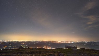 Portekiz 'deki parlak, güzel Arouca şehrinin panoramik bir görüntüsü.