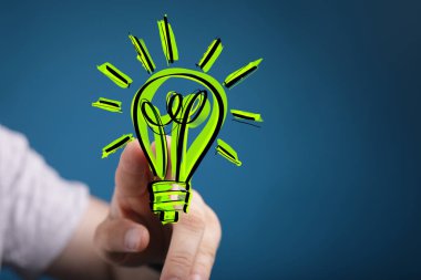 Yeşil ampulü işaret eden bir adamın 3 boyutlu görüntüsü - yeşil enerji kavramı