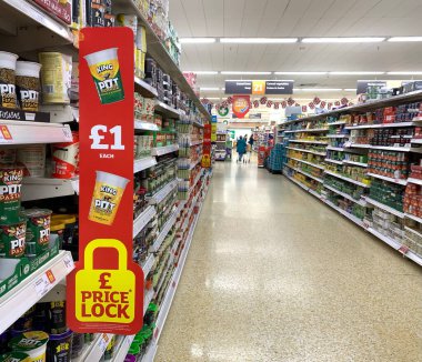 Sainsbury 'deki bir marketin içinde Price Lock posteri sergileniyor.