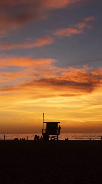 Piękne Ujęcie Zachodu Słońca Nad Wieżą Ratowniczą Plaży Hermosa Kalifornia — Zdjęcie stockowe