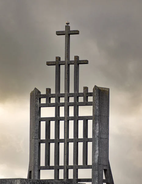 Серый Кадр Каменной Конструкции Крестами — стоковое фото