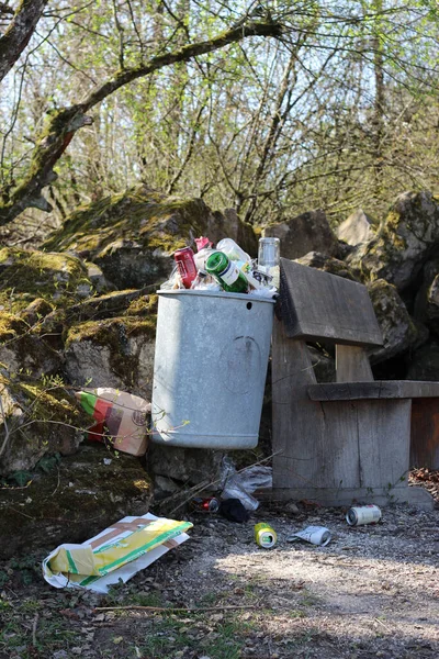 Egy Túltöltött Kuka Egy Túraútvonalon Erdőben — Stock Fotó