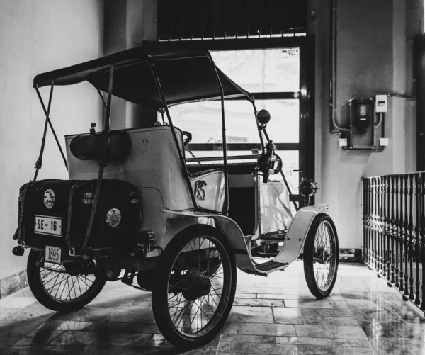 歴史的なミニカーが屋内に停めた ロシェ — ストック写真