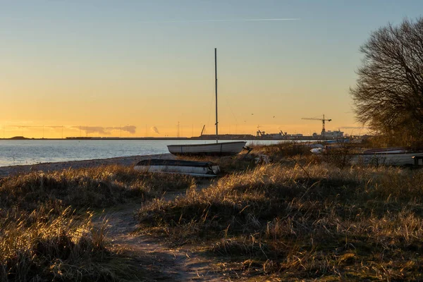 Primo Piano Una Barca Sulla Spiaggia Trelleborg Svezia — Foto Stock