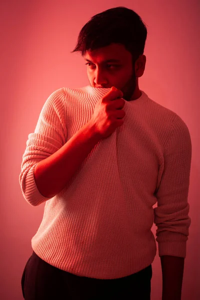 陽気スタイリッシュなヒップスターひげそり若いインドの男のファッションの肖像画とともにカラーゲル照明効果 — ストック写真