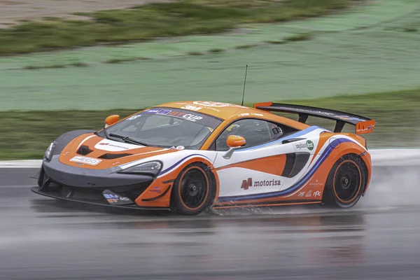 Coche Súper Rápido Pista Días Nublados Lluviosos Mclaren 570S —  Fotos de Stock