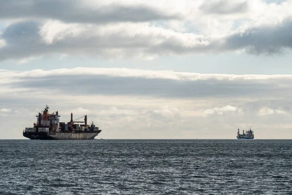 海への経路に従つて移動する同社の貨物船 — ストック写真