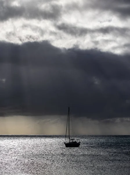 Eine Schöne Szene Eines Silhouettierten Bootes Auf Dem Strahlend Grauen — Stockfoto