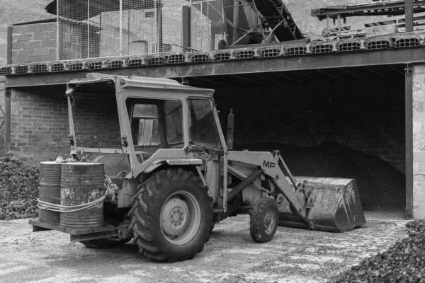 Vieux Tracteur Jaune Avec Une Pelle Dans Ancienne Usine Modèle — Photo