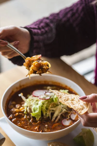 Egy Függőleges Közelkép Egy Személyről Aki Frissen Felszolgált Mexikói Pozole — Stock Fotó