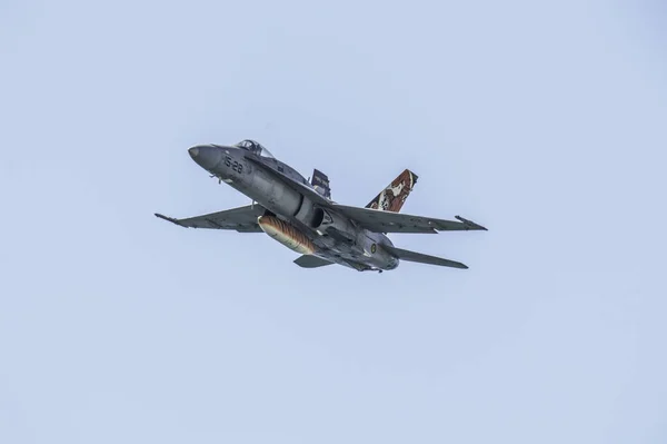 Ett Klassiskt Krigsarméflygplan Himlen 18A Hornet — Stockfoto