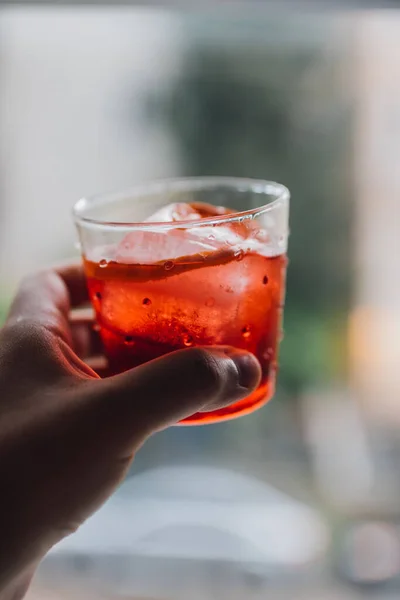 Prost Mit Campari Gin Wermut Cocktail Mit Großem Eis Und — Stockfoto