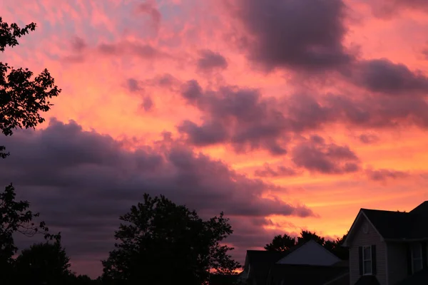 Ένα Γραφικό Ηλιοβασίλεμα Πάνω Από Μια Γειτονιά — Φωτογραφία Αρχείου